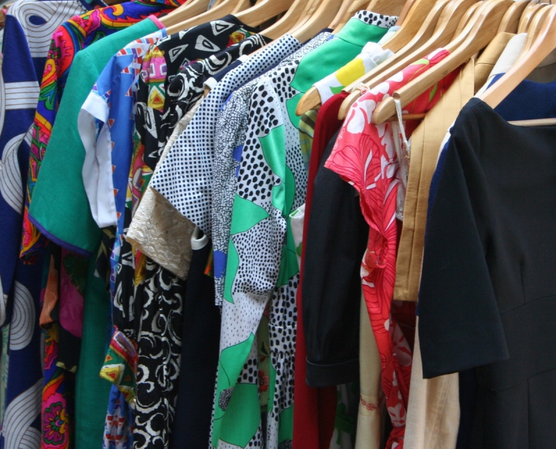 magasin-MANDELIEU LA NAPOULE-min_dresses_apparel_clothing_clothes_clothes_hangers_wooden_hangers_retail_shop_closet-1149845
